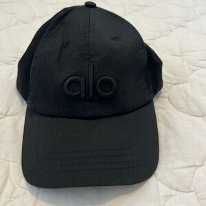 Alo Yoga off-duty cap in Black